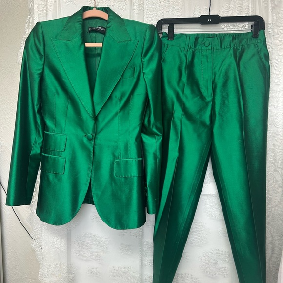 Elegant Green Suit - Picture 2 of 8